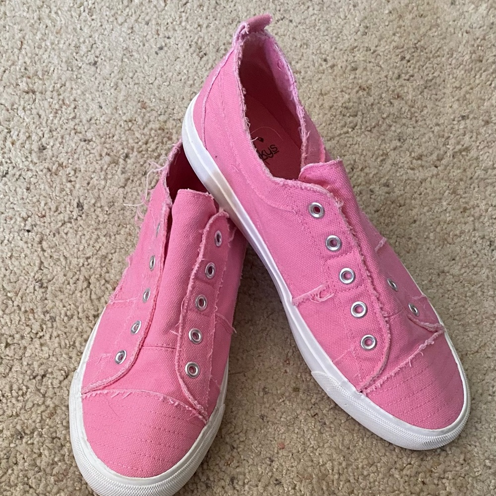 Corky’s Blowfish NWT adorable pink tennis shoes. X-posted.